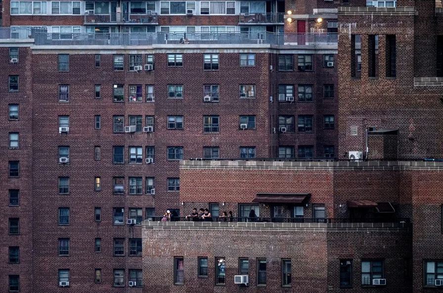 Ocho personas, entre ellas cuatro niños, resultaron heridas en un tiroteo en una fiesta del 4 de julio en Nueva York