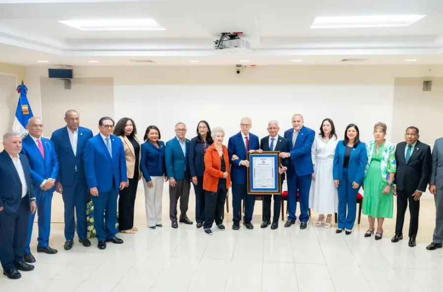 Senado reconoce a uno de los principales empresarios farmacéuticos de RD jpg