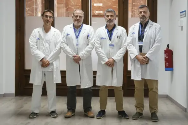 El equipo médico del Hospital Vall d,Hebron que ha llevado a cabo el primer trasplante en España entre dos personas VIH. EFE/Enric Fontcuberta