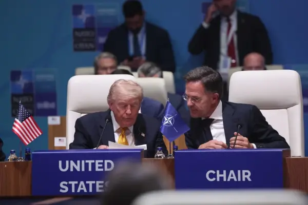 El presidente de Estados Unidos, Donald Trump, (i) y el secretario general de la OTAN, Mark Rutte, este miércoles en Ankara.