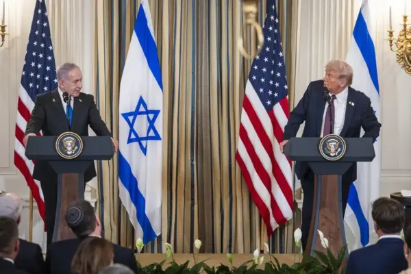 Fotografía de archivo del presidente de Estados Unidos, Donald Trump (d), y el primer ministro israelí, Benjamín Netanyahu (i), en la Casa Blanca, en Washington (EE.UU.).