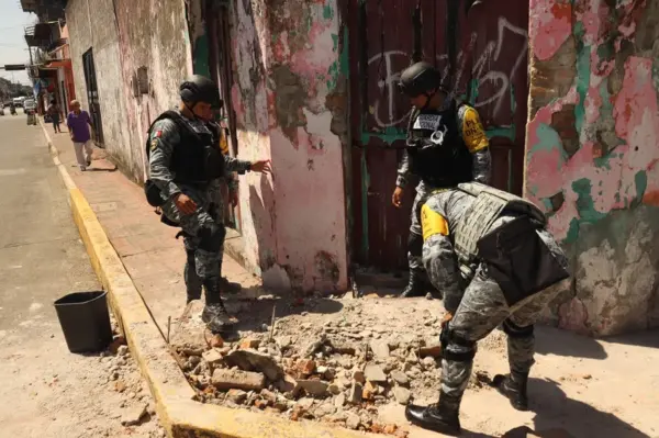 Fotografía de integrantes de la Guardia Nacional de México removiendo escombros provocados por el sismo de 7.4 registrado este viernes, en Tapachula (México). EFE