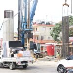 Pocas ventas, lentitud y polvillo: las quejas de los comerciantes de Villa Mella por trabajos del Metro