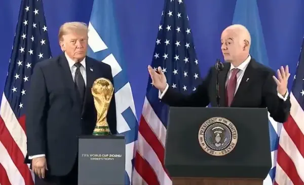 Captura de un video publicado en la cuenta en X @RapidResponse47 de La Casa Blanca del presidente de EE.UU., Donald Trump, junto al presidente de la FIFA Gianni Infantino, en Nueva York (EE.UU.). EFE