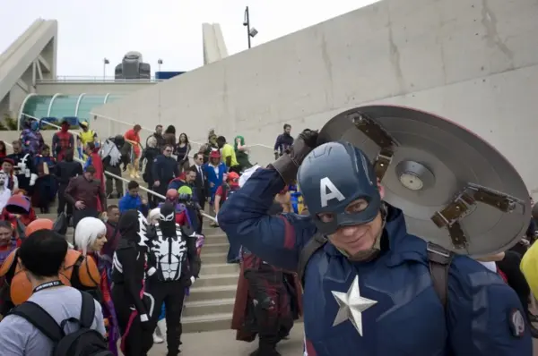 Personas disfrazas de personajes de Marvel ingresan a la Comic Con de San Diego en una foto de archivo.