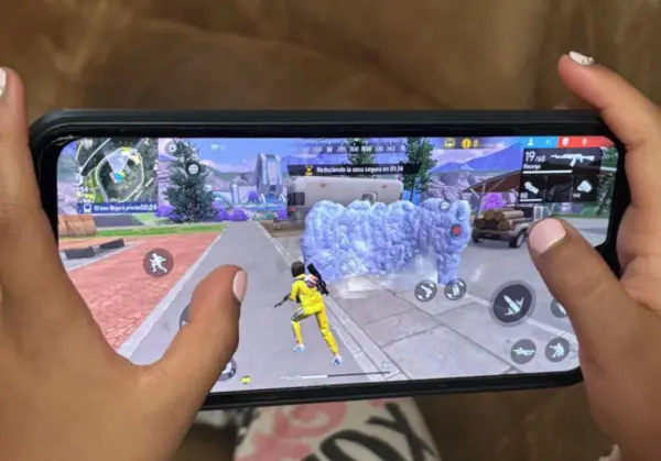 Una persona juega en un teléfono, en una magen de archivo. EFE/ Alex Cruz