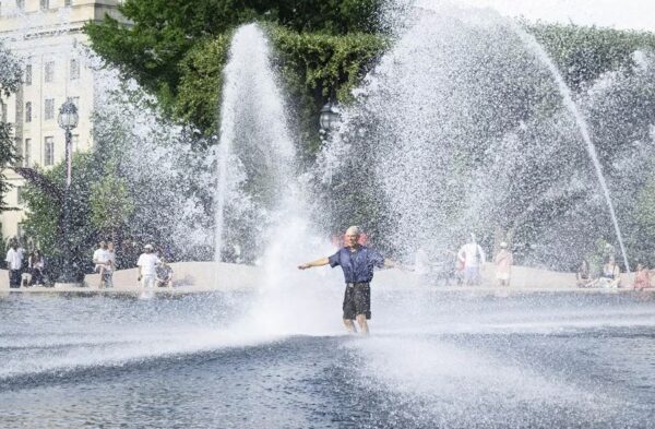 Una persona se refresca en la fuente del Jardín de Esculturas de la Galería Nacional de Arte durante las altas temperaturas, en el National Mall de Washington, D. C., EE. UU., el 4 de julio de 2026.