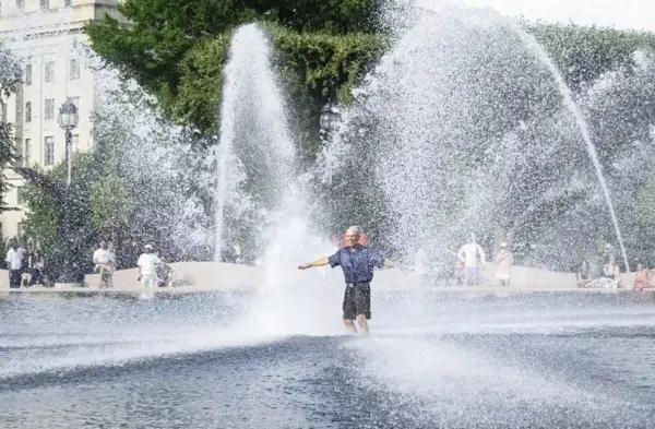 Una persona se refresca en la fuente del Jardín de Esculturas de la Galería Nacional de Arte durante las altas temperaturas, en el National Mall de Washington, D. C., EE. UU., el 4 de julio de 2026.