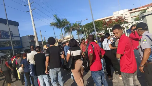 Usuarios manifestaro incomodidad por las largas filas bajo el sol candente.