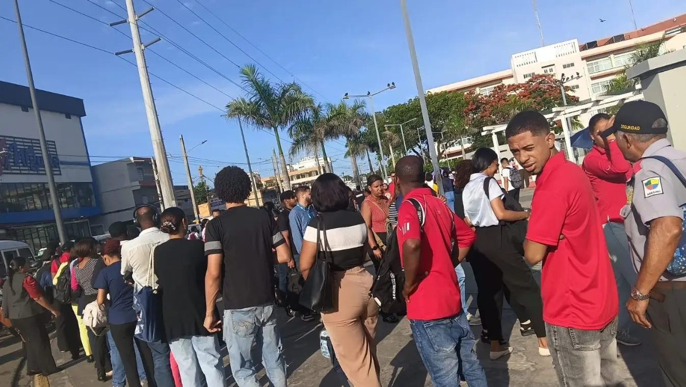 Usuarios reportan retrasos de trenes en la estación del Metro Concepción Bona