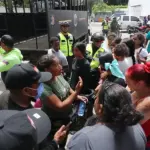 Tensión y protestas en La Guaira entre los desalojados por el terremoto de Venezuela