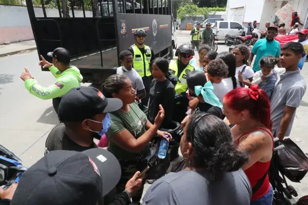 Personas protestan este sábado por la falta de respuesta del gobierno después de los terremotos ocurridos en la zona de Caraballeda, en La Guaira (Venezuela). EFE