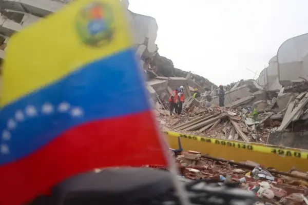 Voluntarios participan en labores de búsqueda y rescate de un niño atrapado bajo los escombros, el 10 de julio de 2026, en Caraballeda (Venezuela). EFE