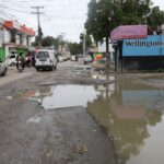 “Esto es un desastre”: residentes en comunidades de Villa Mella denuncian calles destruidas por ampliación del metro