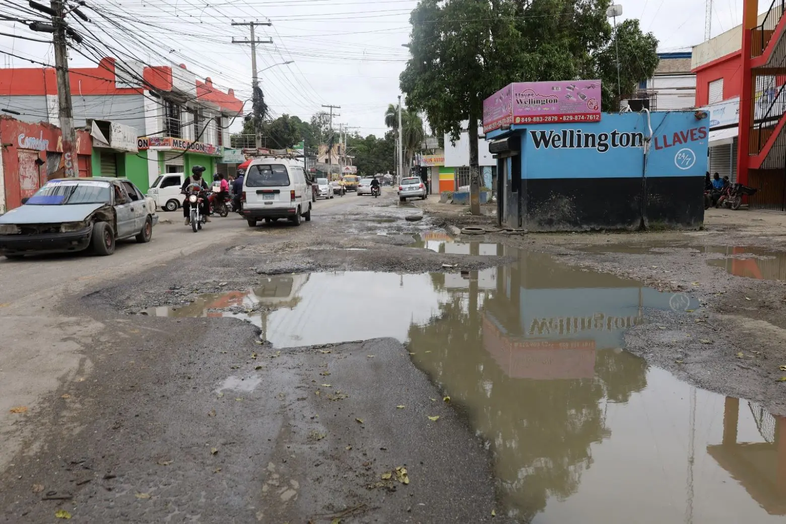 “Esto es un desastre”: residentes en comunidades de Villa Mella denuncian calles destruidas por ampliación del metro