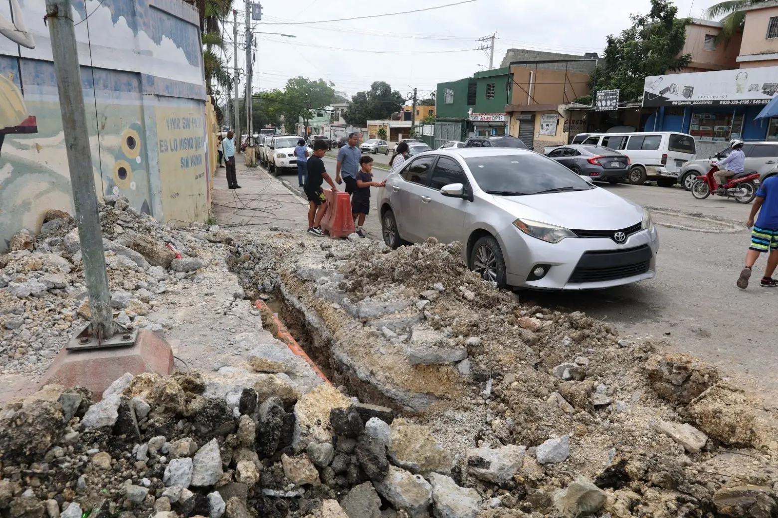 Polvo, calles deterioradas y trabajos lentos: así transcurre la construcción de la extensión del Metro en Villa Mella