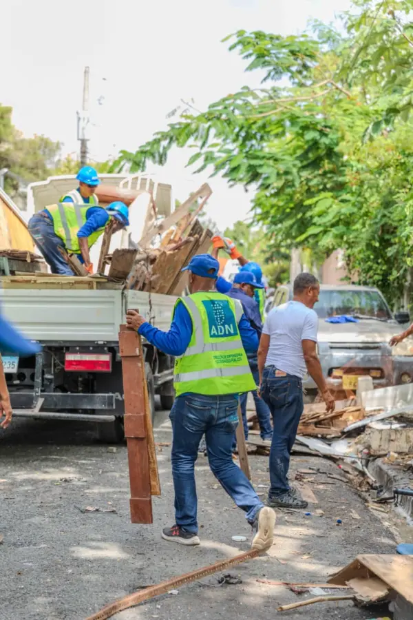 Recuperan aceras en Arroyo Hondo con el retiro de 11 infraestructuras irregulares. Fuente externa.