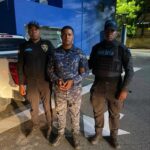 Policía Nacional entrega a la justicia al agente involucrado en la muerte de joven en sector de Herrera