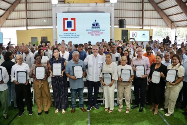 presidente Luis Abinader entrega títulos