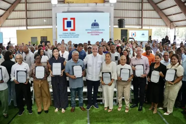presidente Luis Abinader entrega títulos