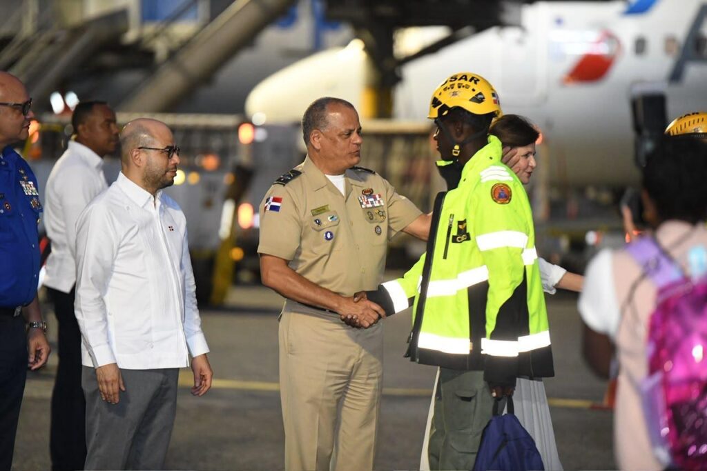 Mirex regresa al país a más de 62 dominicanos desde Venezuela y 19 rescatistas que asistían en la tragedia