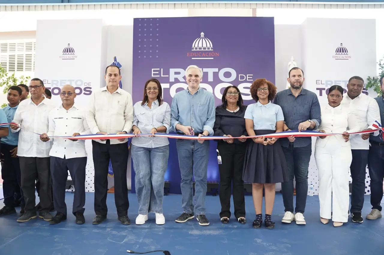 Ministro de Educación entrega escuela y techado de liceo en Las Terrenas