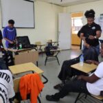Jóvenes multiplican clases de barbería a iguales que desean emprender