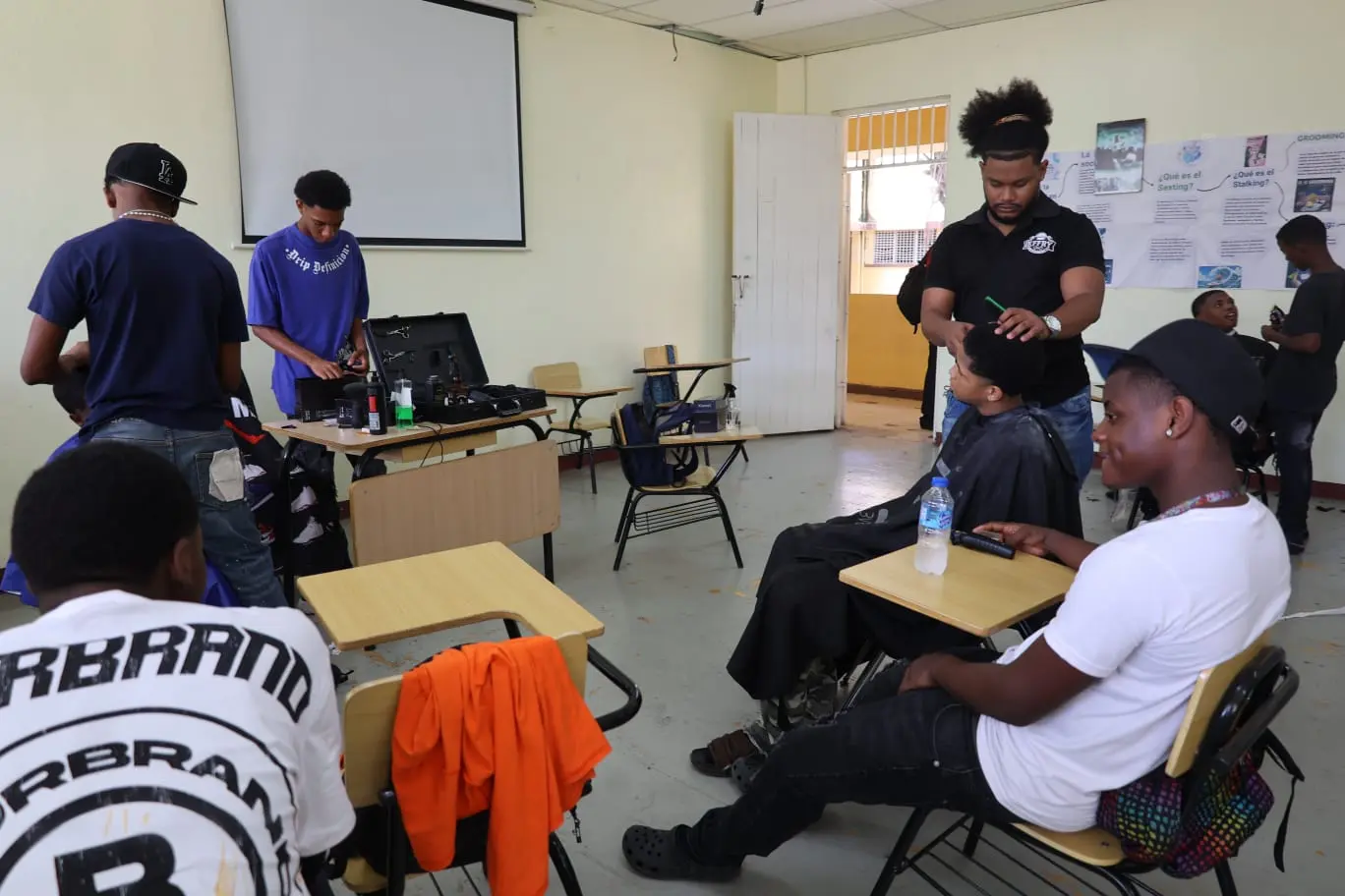 Jóvenes multiplican clases de barbería a iguales que desean emprender