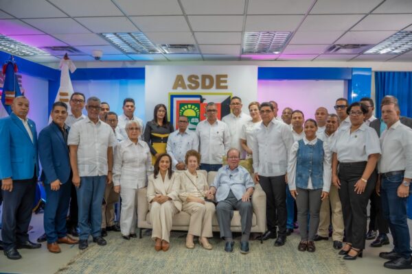 El Ayuntamiento de Santo Domingo Este reconoce la trayectoria empresarial y el aporte del presidente del Grupo Corripio al desarrollo del país