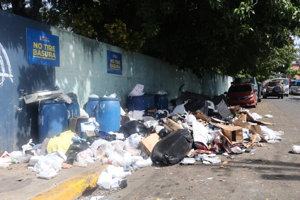 Acumulación de basura en esquina 29 con San Martín y plena Ortega y Gasset son constantes en el sector.
