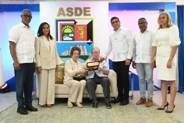 El Ayuntamiento de Santo Domingo Este reconoce la trayectoria empresarial y el aporte del presidente del Grupo Corripio al desarrollo del país.