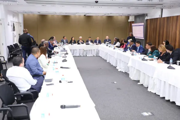 Diputados y senadores reunidos en comisión para el estudio del Código Penal