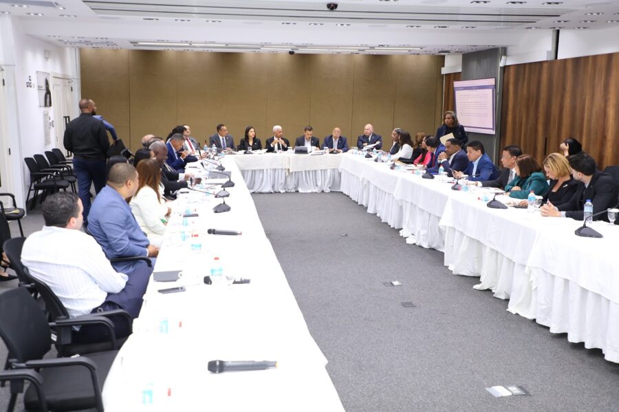 Diputados y senadores reunidos en comisión para el estudio del Código Penal