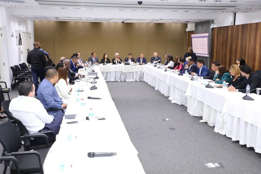 Diputados y senadores reunidos en comisión para el estudio del Código Penal