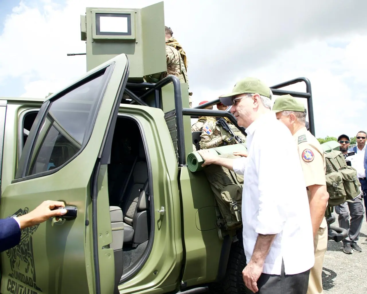 Presidente Abinader entrega vehículos blindados a las Fuerzas Armadas