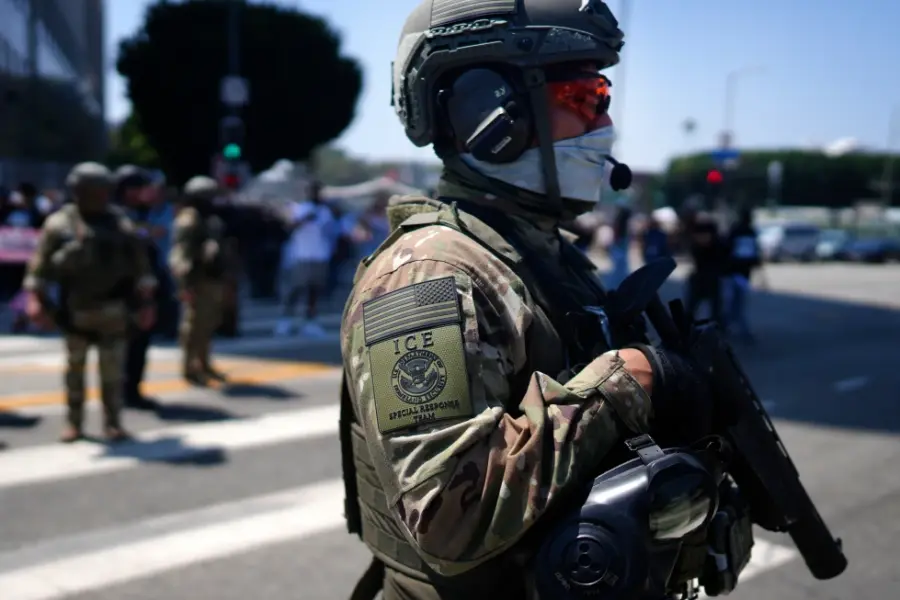 Un agente del ICE observa una manifestación contra las redadas migratorias frente al Centro de Detención Metropolitano, el 10 de junio de 2025, en Los Ángeles.