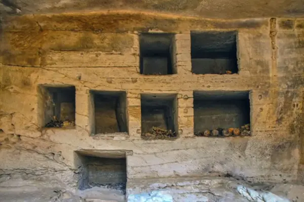 En esta fotografía proporcionada el sábado 4 de julio de 2026 por el Ministerio de Turismo y Antigüedades de Egipto, se observan algunas de las siete tumbas de superficie construidas en piedra caliza —descubiertas en el yacimiento arqueológico de Marina el-Alamein— al oeste de la ciudad mediterránea de Alejandría, Egipto. (Ministerio de Turismo y Antigüedades de Egipto vía AP)