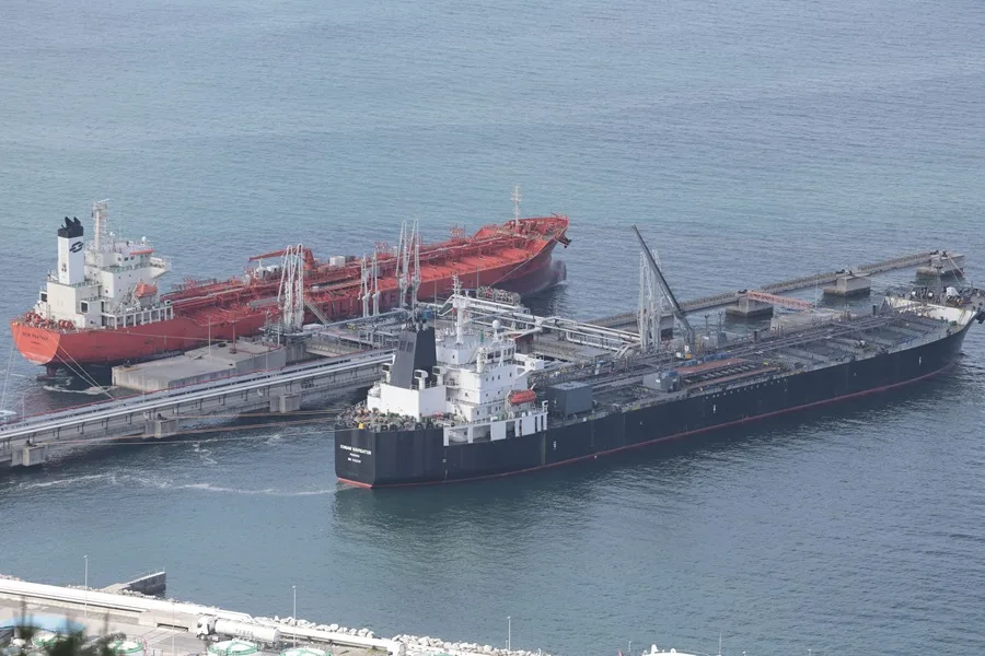 Dos barcos petroleros durante la descarga de crudo en el puerto de Bilbao en una imagen de archivo. EFE