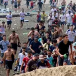 "La situación está fuera de control": España moviliza al ejército ante el cruce de migrantes desde Marruecos a Ceuta
