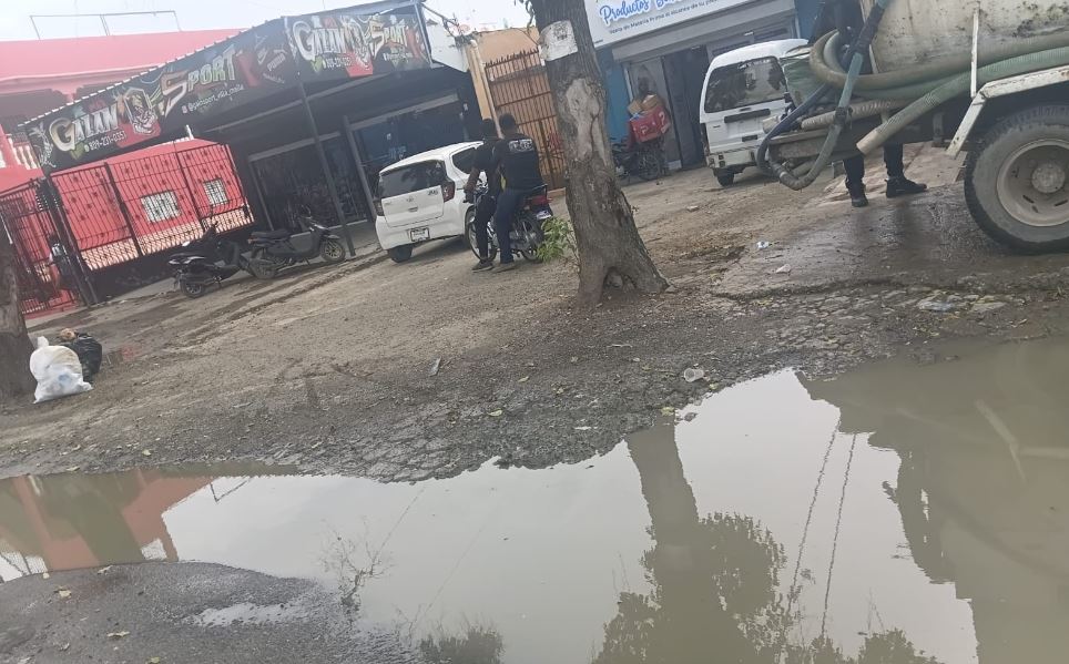 “Esto es un desastre”: residentes en comunidades de Villa Mella denuncian calles destruidas por ampliación del metro