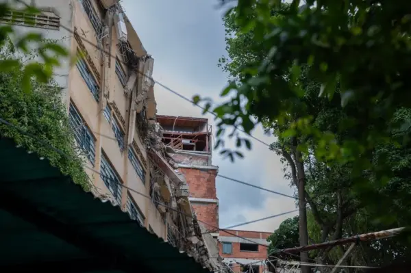 Fotografía que muestra un edificio del Colegio Agustiniano San Judas Tadeo que colapsó sin dejar ningún fallecido, este viernes en Caracas (Venezuela). EFE
