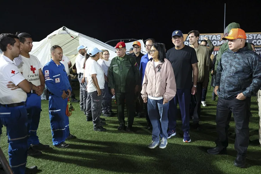 Fotografía cedida por el Palacio de Miraflores que muestra a la presidenta encargada de Venezuela, Delcy Rodríguez (c), saludando a integrantes de la Cruz Roja, en Caracas (Venezuela). EFE