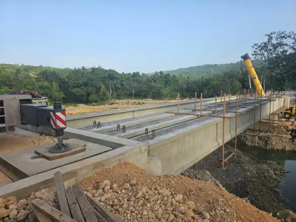 Construcción del nuevo puente sobre el río Camú.jpg.