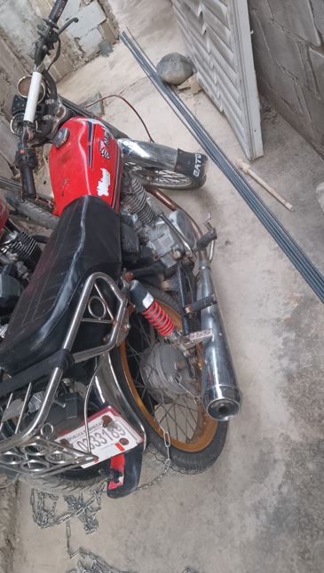 Capturan a "Ray", presunto asaltante en Santiago; le ocupan arma y motocicleta