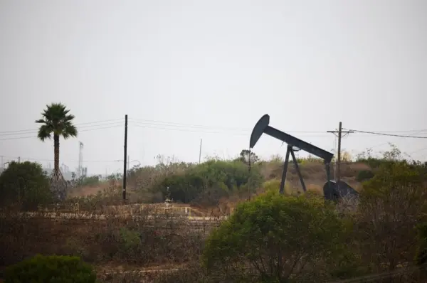 El petróleo de Texas sube un 0,6 % tras nuevos ataques de EEUU e Irán, hasta 73,96 dólares