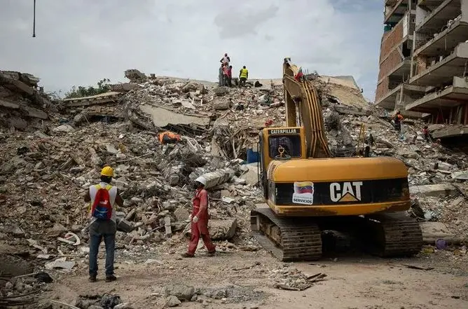 Venezuela intenta retomar la normalidad mientras avanza retirada de escombros en La Guaira. EFE.