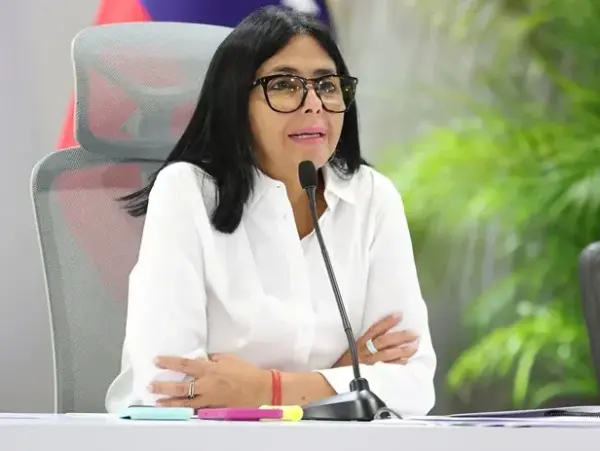 Fotografía divulgada por el Palacio de Miraflores de la presidenta encargada de Venezuela, Delcy Rodríguez, durante una reunión este miércoles, en Caracas (Venezuela).