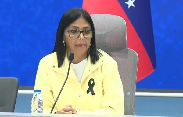 La presidenta encargada de Venezuela, Delcy Rodríguez, habla durante una declaración este jueves, en conferencia de prensa, en Caracas (Venezuela). EFE