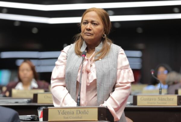 denia Doñe, diputada de la provincia de San Cristóbal por el PLD.jpg