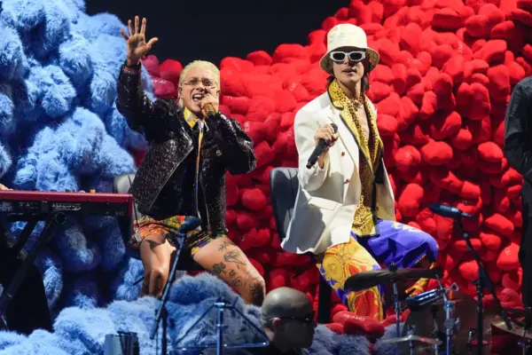 Paco Amoroso, a la izquierda y Ca7riel ctuan durante la entrega de los Latin Grammy 2025/Fuente externa